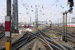 Als HO-Diorama zu kompliziert: das Vorfeld des Frankfurter Hauptbahnhofs, gesehen von der Spitze des Bahnsteigs an Gleis 7/8, 9.4.16.