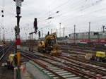 Hering Bahnbau Liebherr 922 Rail Zweiwegebagger am 18.02.17 bei Bauarbeiten in Frankfurt am Main Hbf vom Bahnsteig aus fotografiert.