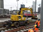 Hering Bahnbau Liebherr 922 Rail Zweiwegebagger am 18.02.17 bei Bauarbeiten in Frankfurt am Main Hbf vom Bahnsteig aus fotografiert.