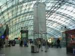 Unter dem Glasgwewölbe -

Fernbahnhof am Frankfurter Flughafen. Ein riesiges Glasdach überspannt die Zugangsebene dieses futuristischen Bahnhofes. 

12.2.2005 (J)