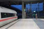 ICE 611 von Dortmund Hbf nach Mnchen Hbf mit 403 028-4  Aachen  und 403 015-1  Singen Hohentwiel  bei der Ausfahrt in Frankfurt (Main) Flughafen Fernbahnhof. Ausfahrt auf Dunkelschaltung, Zp9 leuchtet. 04.11.2012