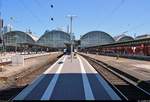 Die über die Bahnhofshalle ragenden Hochhäuser lassen uns erahnen, wo das Foto aufgenommen wurde...
Blick von Bahnsteig 10/11 auf das Areal von Frankfurt(Main)Hbf.
[8.7.2018 | 13:10 Uhr]