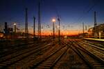 Sonnenuntergang in Frankfurt am Main Hbf am 16.12.22 vom Bahnsteigende aus fotografiert