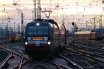 Beacon Rail Siemens Vectron 193 606 am 07.12.24 in Frankfurt am Main Hbf vom Bahnsteig aus per Telezoom fotografiert