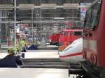 Kleine  Fahrzeugparade  im Hauptbahnhof von Frankfurt am Main.
(29.08.2007)