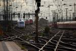 Alle Wege fhren hierher. Septembernachmittag am Gleisvorfeld des Frankfurter Hauptbahnhofs. 26. September 2007, 18:02. ICE1, VIAS-Doppelgarnitur, Bgelfalten E10, 181, 120, 218 mit roten Silberlingen, 363.