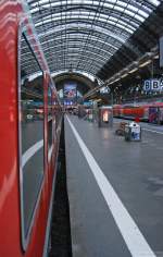 Gespiegeltes Frankfurt. Blick aus RB 15831 in die Halle des Hauptbahnhofs. (13. Juli 2009)