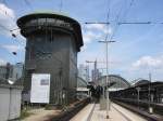 Hauptbahnhof Frankfurt am Main am 01.06.2005. Blick auf das Stellwerk und die Halle, die beide derzeit modernisiert bzw. saniert werden.