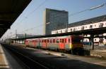 Das ewige Cola rot der DB war ich leid und fotografierte einen Zug der Knigsteiner Kleinbahn im Frankfurter Hauptbahnhof vor 4 Tagen.