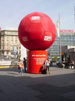 Ein groer Fuball der in Frankfurt am Main Hbf Werbung macht fr die Frauenfuball WM in Deutschland 2011 am 25.03.11