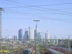 Vorfeld des Frankfurter Hauptbahnhofs. Im Hintergrund gut zu sehen, die Skyline.