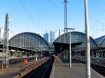 Blauer Himmel ber dem Hbf in Frankfurt am Main am 10.12.2011.