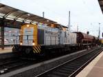 Schienen Güterlogistik V150.04 (293 510-4) beim Einschottern am 18.02.17 in Frankfurt am Main Hbf vom Bahnsteig aus fotografiert.