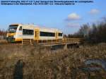 Bahnhof Freiberg/Sa. VT3.01  Luisa  berquert das berwerfungsbauwerk im stlichen Bahnhofskopf auf dem Weg nach Holzhau. Im Zuge des Umbaus der Bahnanlagen wurden die dort hindurch fhrenden Gleise zum Gterbahnhof entfernt und der Einschnitt bis kurz vor die Brcke mit dem beim Umbau anfallenden Erdmassen verfllt. Der Gterbahnhof hat jetzt einen neuen Anschlu welcher in etwas auf Hhe des ehemaligen Stellwerks 2 aus der DW Linie abzweigt. Siehe auch Bild mit Stellwerk 3. Foto: 04.03.2007