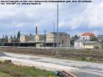 Gesamtberblick Bahnhofsgebude des Bahnhofs Freiberg/Sa. Das rote Gebude links ist das ehemalige (Bahn-)Postamt 4. Der dreiteilige Komplex ist das Empfangsgebude und am rechten Rand ist die ehemalige Bahnmeisterei. Bis Anfang der 1970-ziger Jahre fhrte dort von Gleis 1 aus noch ein Gleisstummel hin. Foto: 18.06.2007