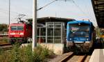 Wärendessen der Fotograf auf den verspäteten RE nach Dresden Hbf wartet, wartet  143 093 -3 auf die Rückfahrt nach Zwickau und FEG 650 057 auf die Rückfahrt nach Holzau.