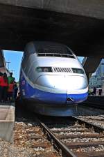 Tiefperspektive vom TGV 4714 (310 027-2/310 028-0) am 12.07.2013 , als der TGV Duplex fr die TGV-Verbindung Freiburg (Breisgau) Hbf - Paris Gare-de-Lyon vorgestellt wurde. Hier steht der TGV auf Gleis 8 des Freiburger Hbf. (Fotografiert vom Bahnsteig)