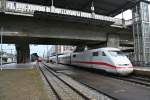 401 085-6 als ICE 296 von Interlaken Ost nach Berlin Gesundbrunnen am Nachmittag des 14.12.13 beim Halt in Freiburg (Breisgau) Hbf.