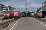 Vier von fnf Gleisen mit Bahnsteig im Bahnhof von Friedrichshafen belegt.