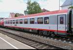 Blick auf einen Personenwagen der Gattung  Bmpz  (73 81 29-91 052-2 A-ÖBB) der ÖBB, der im IC 119 (Linie 32) von Münster(Westf)Hbf nach Innsbruck Hbf (A) eingereiht ist und im Bahnhof Friedrichshafen Stadt auf Gleis 1 steht.
[11.7.2018 | 15:36 Uhr]