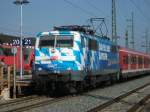 111 017  Bahnland Bayern  verlie am 20.04.11 mit einer S-Bahn nach Bamberg den Frther Hbf.