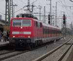 111 203-6 erreicht am 5. September 2011 mit einer S-Bahn nach Bamberg den Frther Hbf.