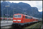 111042 fährt hier aus München kommend am 11.5.2002 mit ihrem RE in Garmisch Partenkirchen ein.