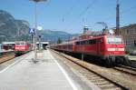 Br 111 072-5 mit ihrer RB nach Innsbruck trifft sich am 1.08.09 mit ihrer Schwesterlok Br 111 045- 1 und ihrer RB nach Mnchen im Bahnhof G.- Partenkirchen.