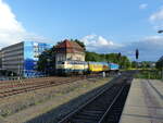 Nachschuss auf das Gespann Blue Lady 07-450 ( 9280 1233 450-6 D-TFR ) mit einem Messwagen und der 218 003-2  ( 9280 1218 003-2 D-TFT ) in Gera am 30.4.2024