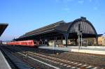 Gera Hbf im Jahr 2008, die Trennung der Bahnanlagen des eh. Bf's Gera (Reu) Pr. Stb., zwischen KPEV und K.Schs.Sts.E.B., sind noch heute sichtbar, die 4 eh preu. Bahnsteiggleise sind mit einer reprsentativen Bahnsteighalle berdacht. Am 17.04.2008 wartet am Bst. 3a RE3654 nach Gttingen, gebildet aus 3x 612 (684/184+029/529+673/173).    