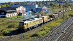 DB Bahnbau Gruppe, LOK 13, 233 493-6 ( 9280 1233 493-6 D-DB ) verlässt den Holzbahnhof Gera mit einem Bauzug am 22.10.2022