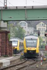 Hier fährt HLB Lint41 VT 287.1 auf dem Weg nach Limburg vorbei an anderen abgestellten HLB Linten am 25.04.14 in Gießen ein.