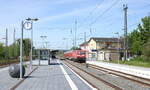 Die Bahnsteige in Jena-Göschwitz mit dem am Bahnsteig 1 stehenden RE 4886  Saale-Express  nach Halle (S) Hbf, am 09.05.2023.