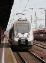 1442 613 steht am 15.12.2013 in Gößnitz zur Abfahrt mit der S5X von Zwickau (Sachs) Hbf nach Halle (Saale) Hbf bereit.