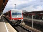 Ein 628/928-Triebzug mit 928 550 hlt in Gttingen an einem Bahnsteig, der hauptschlich fr den Fernverkehr mit ICE- und IC-Zgen vorgesehen ist. Diese Bahnsteige (8/9 und 10/11) wurden Ende der 80er Jahre neu gebaut und liegen etwas hher als die alten, die ausschlielich vom Regionalverkehr genutzt werden. Die Aufnahme entstand am 31.08.2003.