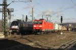 DB 185110 passiert mit ihrem Güterzug Richtung Süden fahrend am 14.2.2014 die
abgestellte MRCE Lok ES 64 U2 - 033.