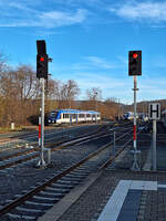 Alle Signale auf Rot stehen am 30.11.2024 für die iLints der Baureihe 554 im Bahnhof Grävenwiesbach. Das wäre aber gar nicht notwendig, denn alle hier zu sehenden Fahrzeuge sind als defekt abgestellt. Lt. Auskunft eines Tfz war an diesem Tag nur ein einziger 554 betriebsfähig, für eine Strecke mit einer Fahrzeit von knapp 50 Minuten und einem 30-Minuten-Takt. Wann da ein Zug fährt, artet also zu einem Lotteriespiel aus. Zum Fahrplanwechsel wird dann auch die Reißleine gezogen und das Experiment Wasserstoffzüge auf der RB15 des RMV beendet. Im Gegensatz zur medial aufgeblähten Umstellung auf die neue Technik vor 2 Jahren werden da wohl keine Politiker und andere Würdenträger mit breitem Grinsen vor die Linse treten. Was bleibt, ist ein erheblicher Vertrauensverlust in den ÖPNV, viele Leute sind wieder aufs Auto umgestiegen. Man hat wirklich geglaubt, eine(!) einzige Probefahrt auf dem flachen Teil der Strecke würde die Tauglichkeit der Triebzüge für den Einsatz im Mittelgebirge beweisen. Inkompetenz und Ignoranz haben vor 2 Jahren ein sehr gut funktionierendes System, die Taunusbahn Bad Homburg - Grävenwiesbach beerdigt.  