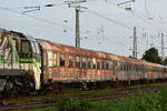 AIX Rail auf Shoppingtour. 272 205 und 272 407 bringen 4 Reisezugwagen aus Nördlingen nach Mönchengladbach. Die 4 Reisezugwagen standen vorher lange in Nördlingen augestellt und hat nun die AIX Rail übernommen. Hier sieht man den Reisezugwagen 56 80 39-40 007-8.

Grevenbroich 21.08.2023