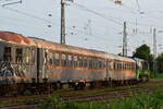 AIX Rail auf Shoppingtour. 272 205 und 272 407 bringen 4 Reisezugwagen aus Nördlingen nach Mönchengladbach. Die 4 Reisezugwagen standen vorher lange in Nördlingen augestellt und hat nun die AIX Rail übernommen. Hier sieht man den Reisezugwagen 56 80 39-40 004-5. 

Grevenbroich 21.08.2023