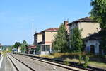 Blick auf die beiden Empfangsgebäude sowie den Bahnsteig 1.