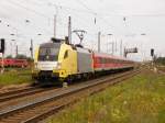 Am 22.08.2011 zog ES64U2-018 eine RB von Halle/Saale nach Eisenach, hier bei der Einfahrt in Grokorbetha.