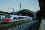 ICE4  Masken-ICE  412 213 mit Ukraineflagge an der Frontscheibe in Hagen Hbf, Februar 2022.