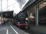 In Hagen Hbf wartet am 1.4.07 50 3610-8 mit ihrem Dampfsonderzug zum Eisenbahnmuseum Bochum-Dahlhausen auf die Abfahrt.