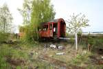 Reste eines eingewachsenen ehemaligen Reisezugwagen der DR am 29.04.2015 in Halberstadt