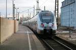 Nachschuss auf 1442 206 und einen weiteren 1442 (Bombardier Talent 2) der S-Bahn Mitteldeutschland (DB Regio Südost) als S3 von Halle-Trotha nach Borna(Leipzig), die Halle(Saale)Hbf auf Gleis 1 verlassen. [2.12.2017 | 14:48 Uhr]