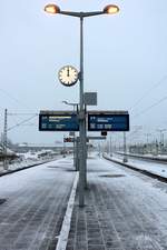 Blick auf einen Zugzielanzeiger samt Beleuchtung und noch nicht in Betrieb befindlicher Bahnhofsuhr auf Bahnsteig 12/13 in Halle(Saale)Hbf.