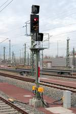 Blick auf ein neues Ks-Signal in Halle(Saale)Hbf, das das Vorsichtssignal (Zs 11) für IC 2542 (Linie 55) von Dresden Hbf nach Hannover Hbf anzeigt. Kurz darauf zeigten manche anderen Signale ebenfalls das Vorsichtssignal an.
Bild durchlief die Selbstfreischaltung.
[27.12.2017 | 15:13 Uhr]
(geä. am 7.4.2019)