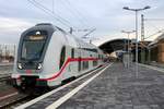 DBpbzfa mit Schublok 146 557-4 DB als IC 2542 (Linie 55) von Dresden Hbf nach Hannover Hbf verlässt mit Fahrtbegriff  Zs 1  (Ersatzsignal) Halle(Saale)Hbf auf Gleis 9. [27.12.2017 | 15:13 Uhr]