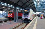 146 024 der Elbe-Saale-Bahn (DB Regio Südost) als RE 16326 (RE30) von Halle(Saale)Hbf nach Magdeburg Hbf trifft auf DBpbzfa 668.2 mit Zuglok 146 552-5 DB als IC 2039 (Linie 56) von Norddeich Mole nach Leipzig Hbf in Halle(Saale)Hbf. [27.12.2017 | 15:58 Uhr]