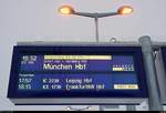 Blick auf einen Zugzielanzeiger in Halle(Saale)Hbf auf Gleis 8, der u.a. immer noch den verspäteten ICE 709 (Linie 18) von Hamburg-Altona nach München Hbf anzeigt. Aufgrund seines langen Aufenthalts summierte sich die Verspätung auf über 60 Minuten. [17.3.2018 | 17:54 Uhr]